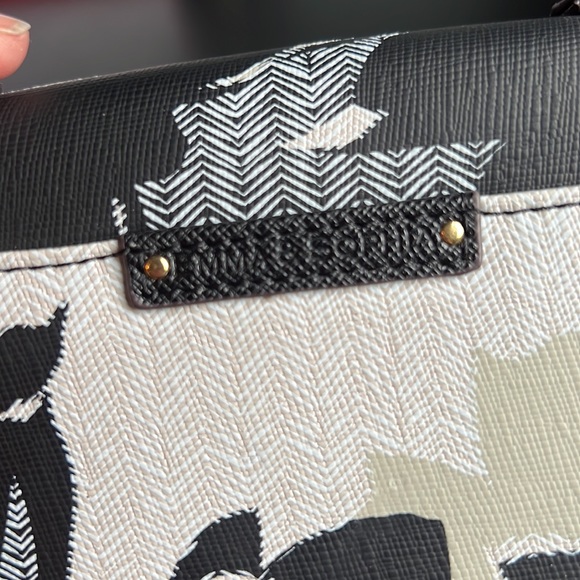 Emma Sophia Leaf Print Crossbody Wallet - Picture 2 of 6